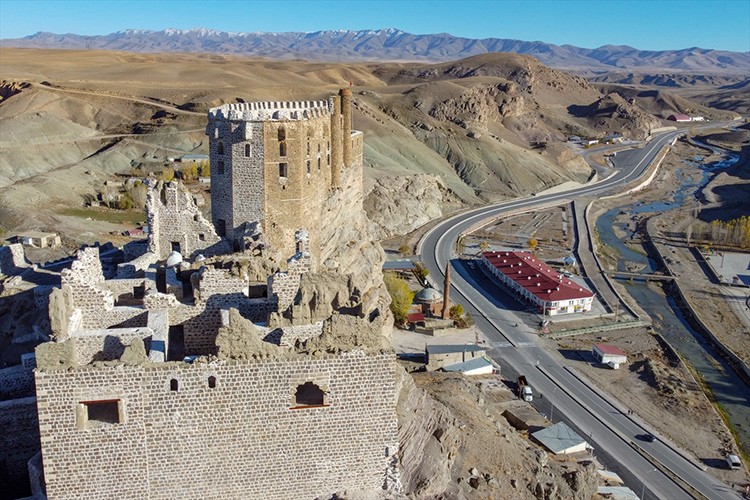 Hoşap Kalesi, eski ihtişamına kavuşturuluyor