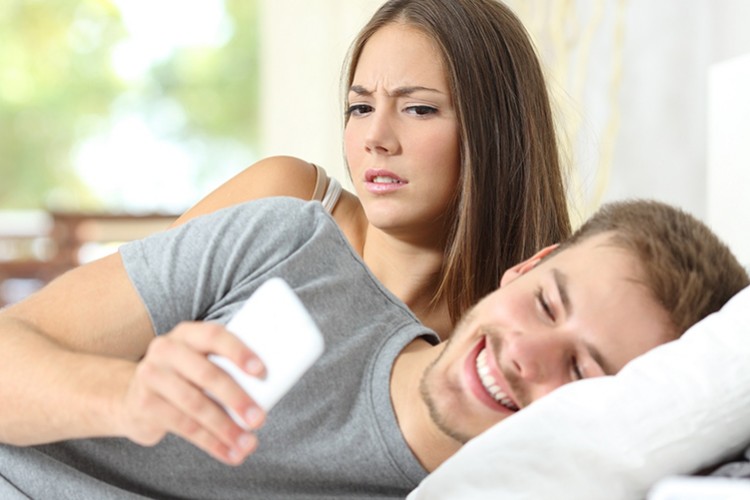 İnsanların yüzde 82'si başkalarının telefonunu kurcalıyor