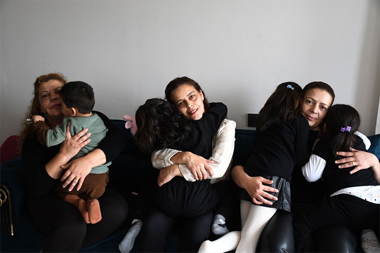 3 kız kardeş, yuvalarını 4 çocukla şenlendirdi