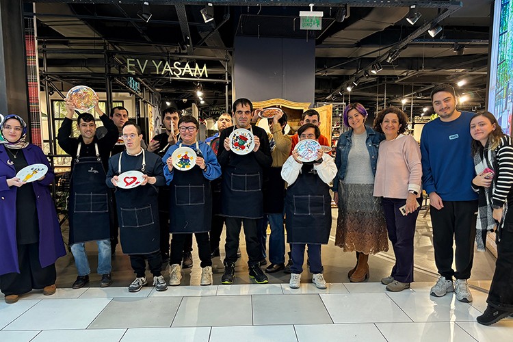 Özel bireyler ile tabak boyama etkinliği düzenledi
