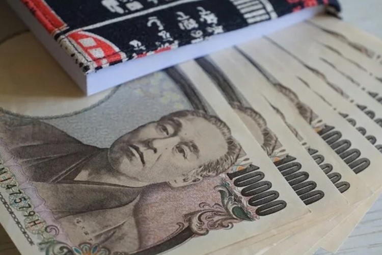 Yenin tarihi zayıflığı, Japon yetkililer üzerinde müdahale için baskı oluşturuyor