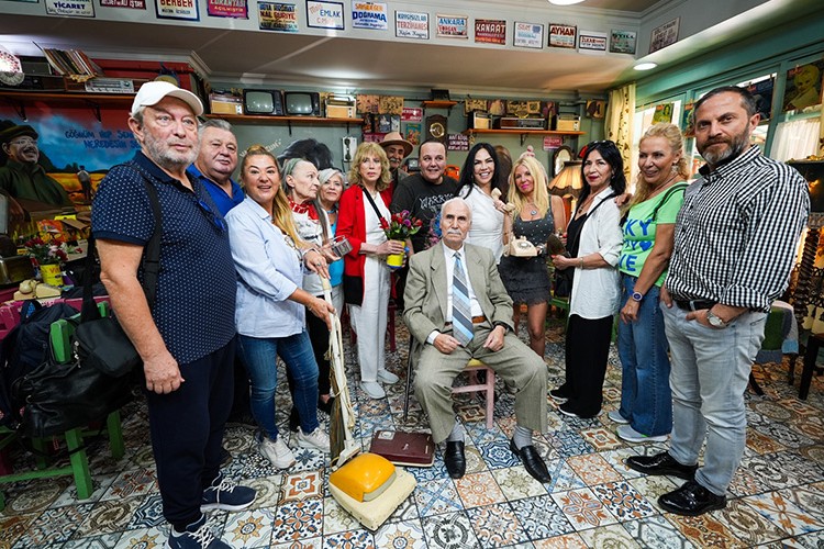 Emektar oyuncular Yeşilçam konseptli kafede buluştu