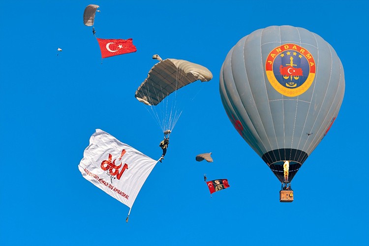 Kapadokya'da JÖAK timi sıcak hava balonundan paraşütle atladı