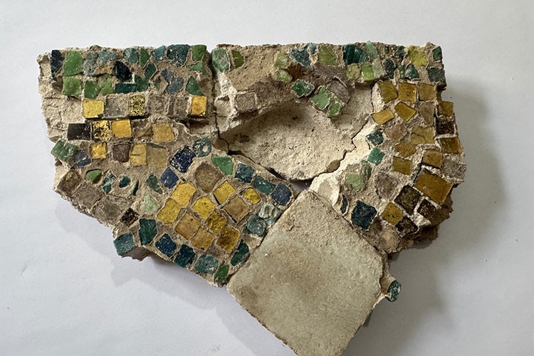 Harran'daki katedral kazısında vitraylar bulundu