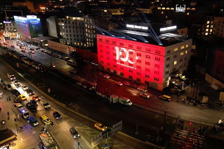 İTO'nun binası Türk bayrağıyla aydınlatıldı