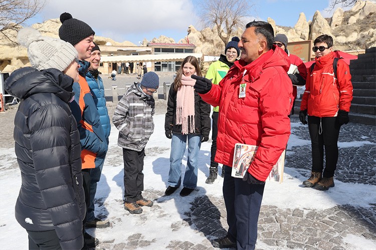 Emeklilikten sonra hayalinin peşinden koşup turist rehberi oldu