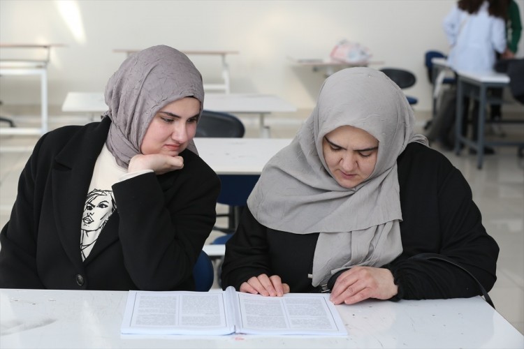 Annesinin de hayatına dokunuyor