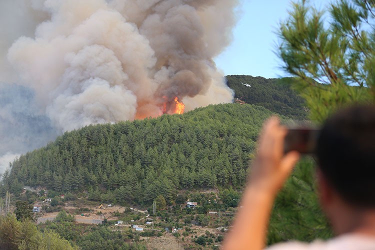 Alanya'da çıkan orman yangınına müdahale sürüyor