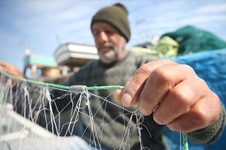 Balıkçılar bu kez afetzedeler için ağ attı
