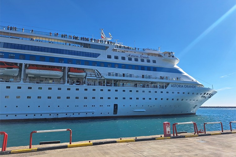 "Astoria Grande" isimli kruvaziyer Antalya'da