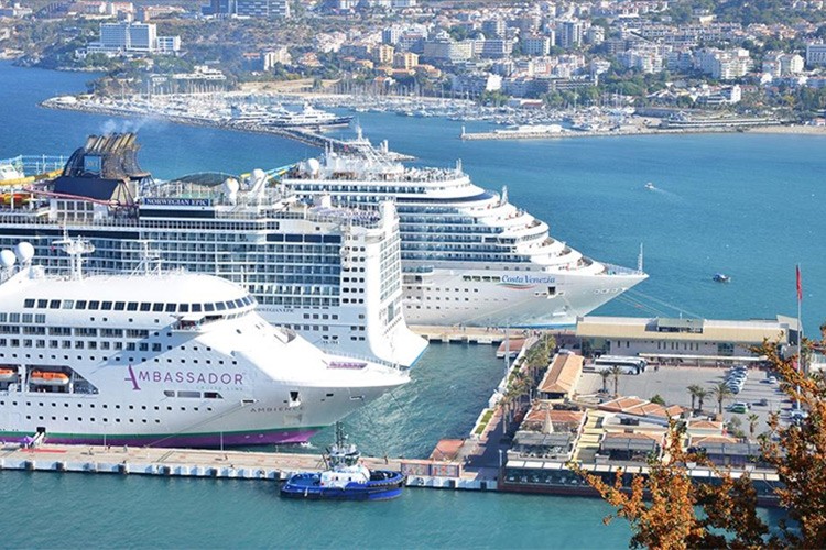 İzmir, Çeşme ve Kuşadası'na bu yıl kruvaziyerlerle 744 bin yolcu geldi