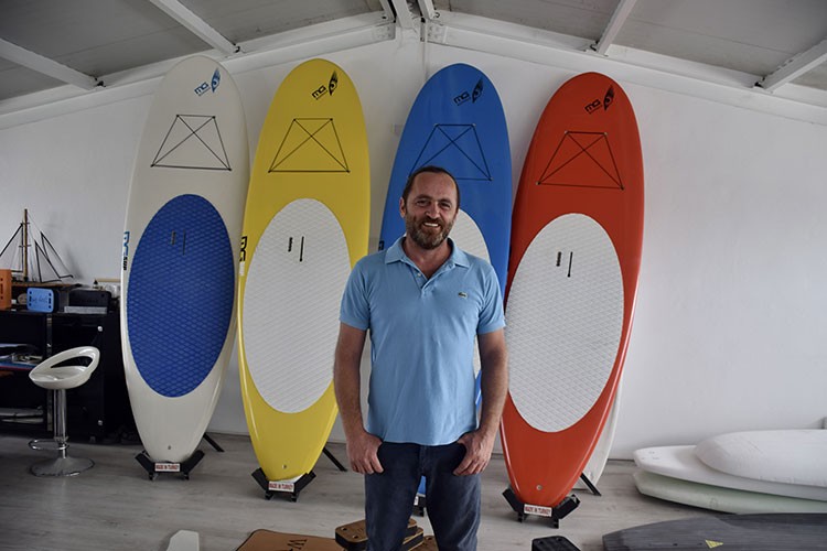 Ürettiği sörf tahtaları sporculara adrenalin yaşatıyor