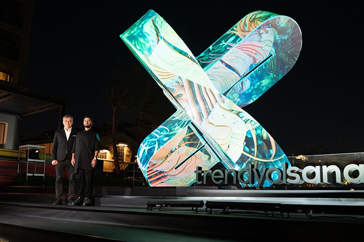 Güvenç Özel'in 'Neuroflux'ı Contemporary Istanbul'a damgasını vurdu