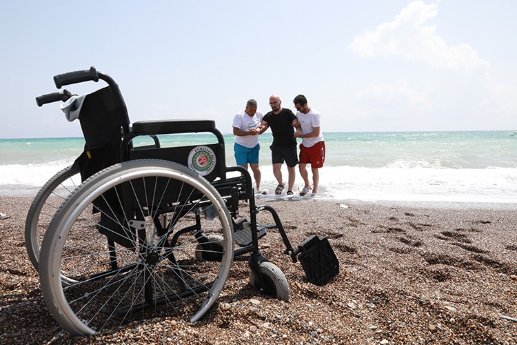 Başkan Demirel 110 engelli ve ailesini daha denizle buluşturdu