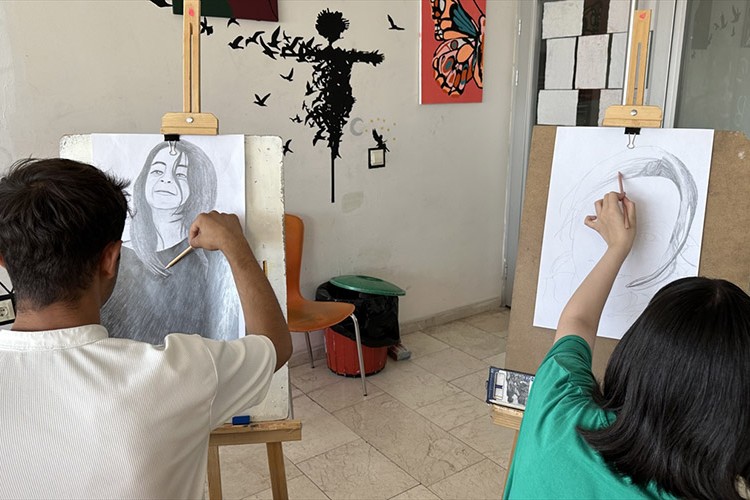 Adıyaman'da genç ressamlar Narin'i resmetti