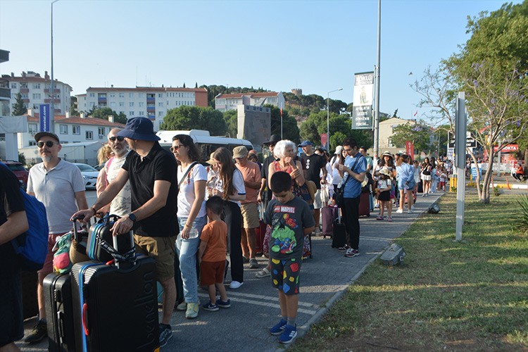 Ayvalık'tan Midilli Adası'na geçişlerde yoğunluk yaşanıyor