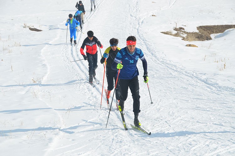 Hakkarili kayakçıların yeni hedefi etap yarışları