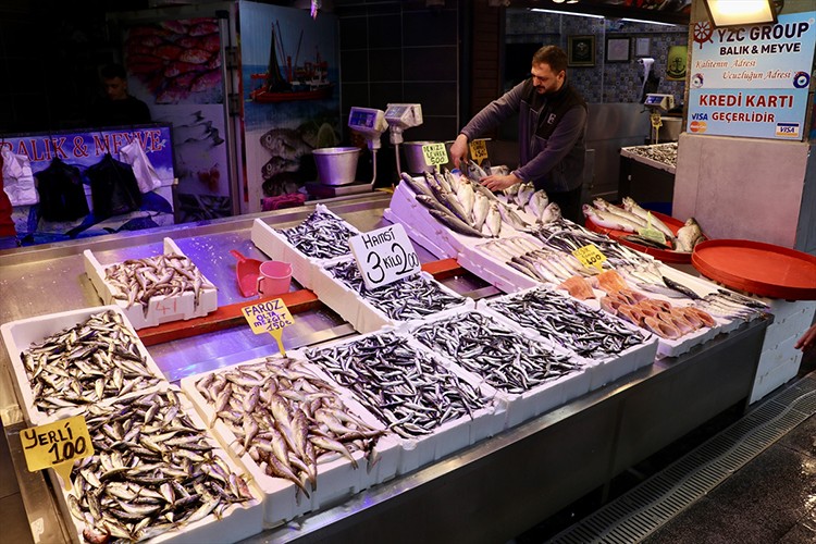 Trabzon'da hamsinin kilogramı 75 liradan satılıyor