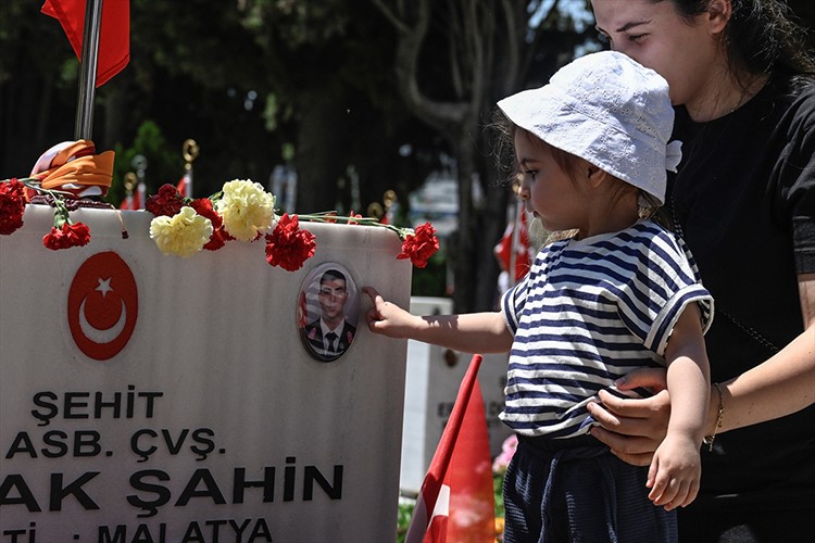 Şehit aileleri bayramın ilk gününde Edirnekapı Şehitliği'ni ziyaret etti