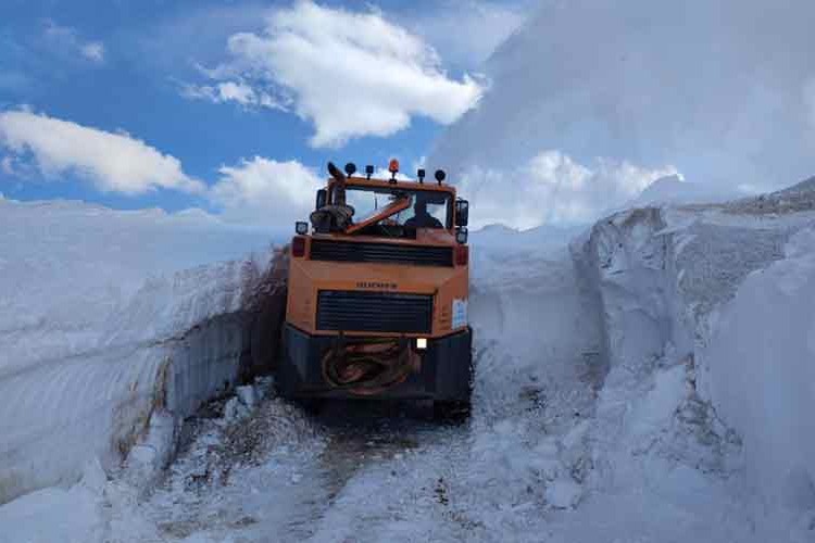 Van'da belediye ekipleri yüksek kesimlerdeki kapalı yolları açıyor