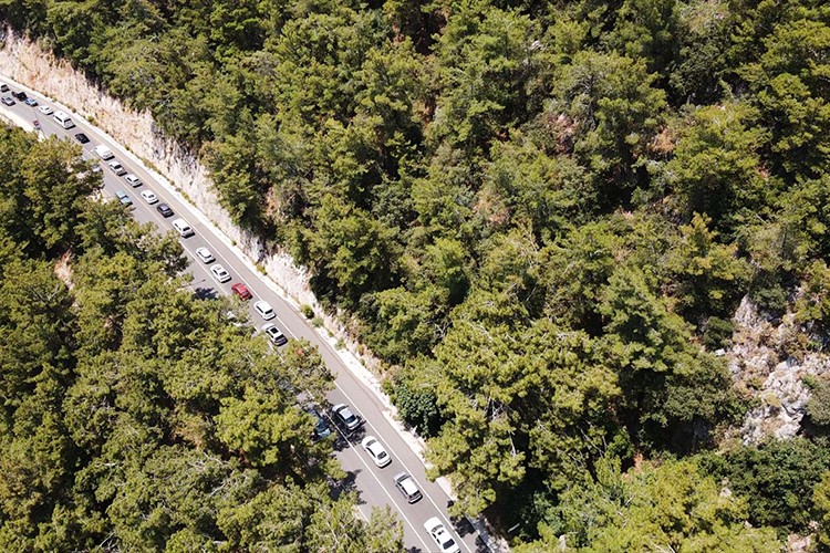 Akyaka'da kara yolu ve plajlarda yoğunluk yaşandı
