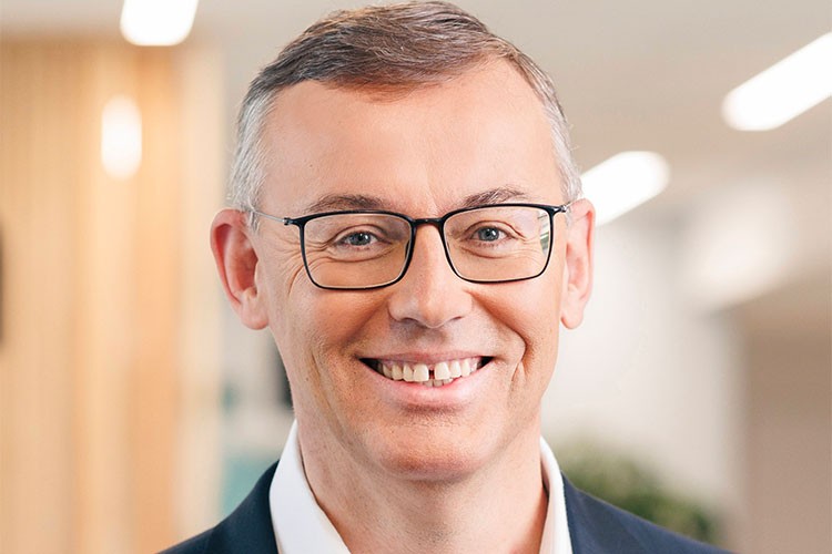 Peugeot'nun yeni CEO'su Alaın Favey oldu