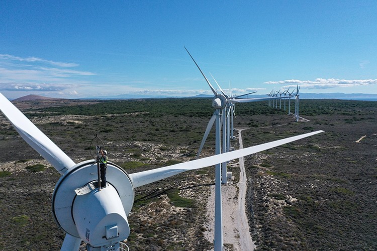 Bozcaada'daki rüzgar türbinlerinin dronla görüntülendi