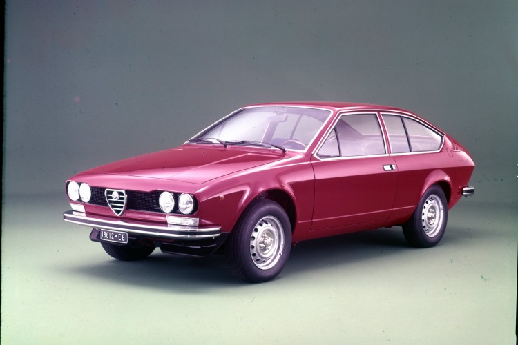 İki efsanevi modelin yıl dönümünü kutluyor