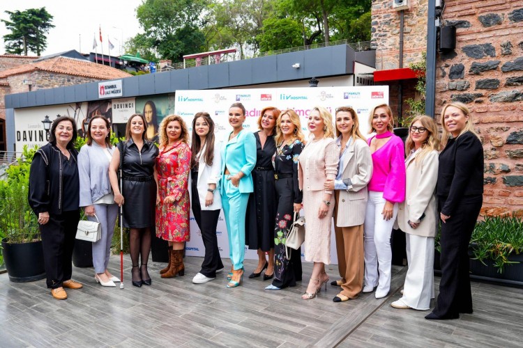 Kadın çekim gücü için el ele