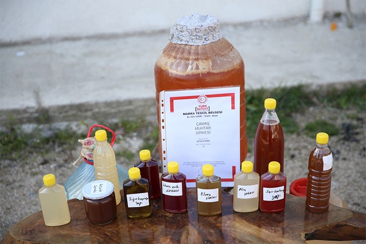 Ürettiği 5 çeşit sirkeye marka tescil belgesi almayı başardı