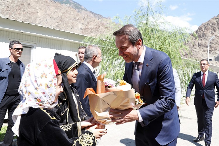 "Vatandaşımızın evine elektrik buradan gidebilecek"