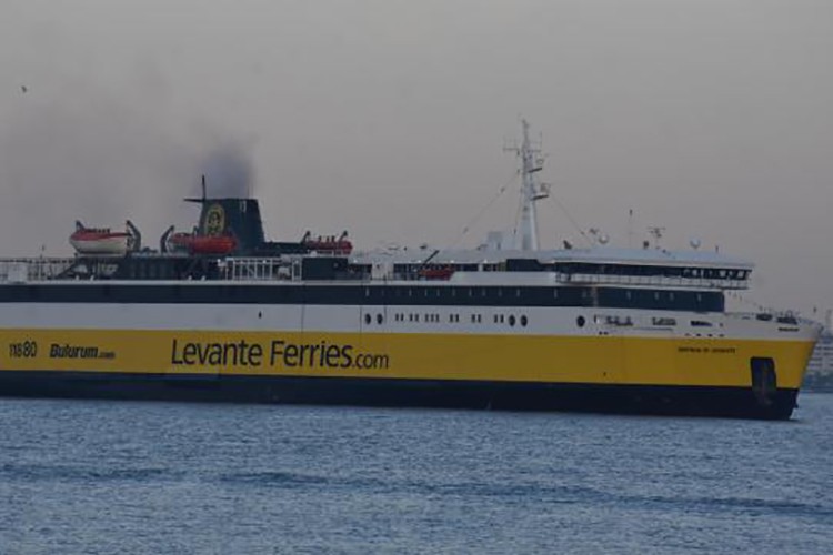 İzmir seferini yapan ilk gemi İzmir Limanı'na yanaştı
