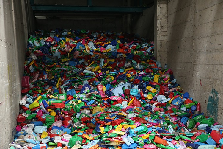 Çöpten alıp dünyaya satıyor