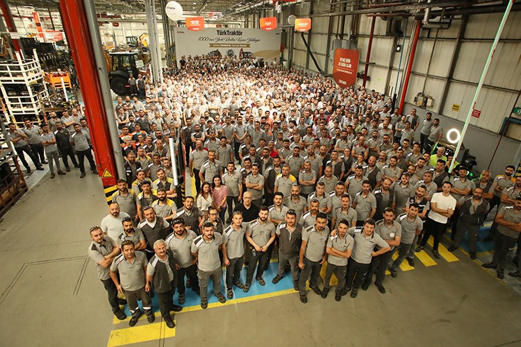 TürkTraktör'den 1000. Yerli Kazıcı Yükleyici Üretimi