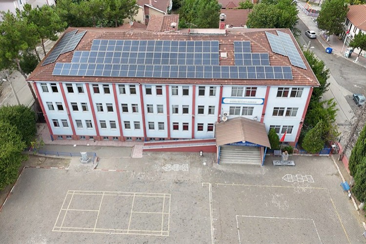 İlkokulun elektrik ihtiyacı güneş panelleriyle karşılanıyor