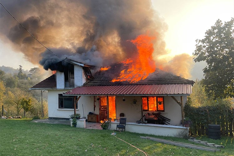 Düzce'de çıkan yangında tek katlı ev kullanılamaz hale geldi