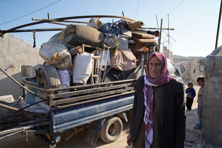 Suriye'nin kuzeyindeki siviller köylerine dönmeye başladı