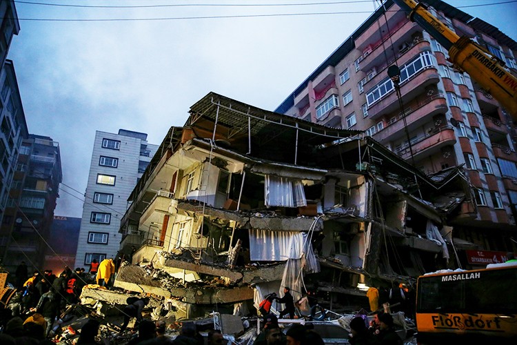 10 ili kapsayan deprem; 1762 kişi yaşamını yitirdi!..