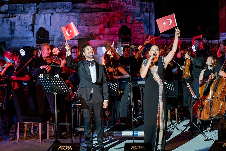 Aşkın Nur Yengi İzmir'i mest etti