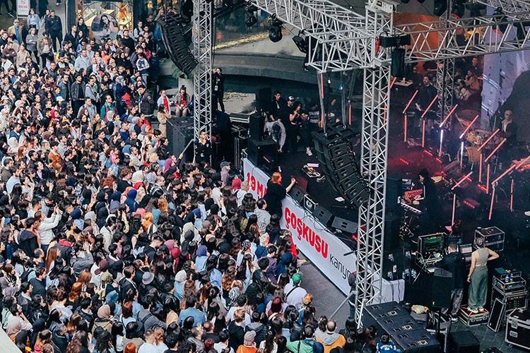 Can Bonomo Kanyon misafirlerine eşsiz bir konser deneyimi yaşattı