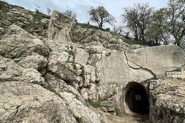 Nemrut Dağı'ndaki "tokalaşma steli" 6 Şubat'taki depremlerde ayakta kaldı