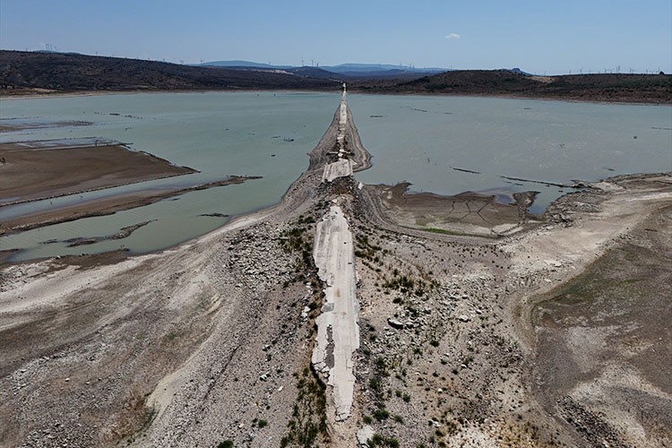 Su seviyesi düşünce eski İzmir-Çeşme kara yolu ortaya çıktı
