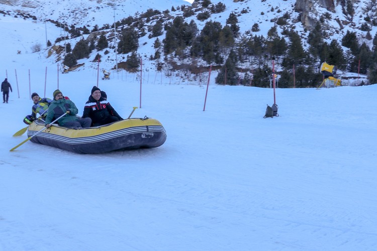 Vatandaşlar botlarla rafting yaptı