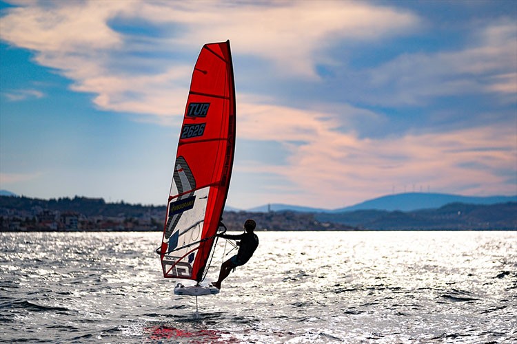 Sörfte "Poyraz" rüzgarı esiyor