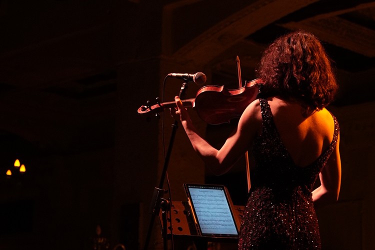 Mum ışığında çok duyulu konser deneyimi