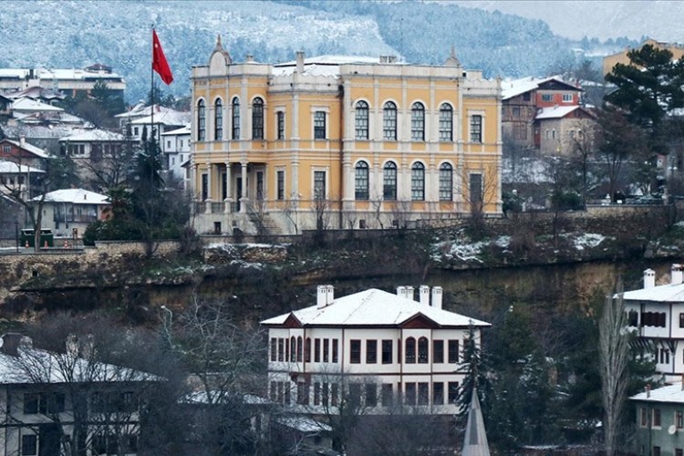 Safranbolu'nun tarihi yapıları karla kaplandı