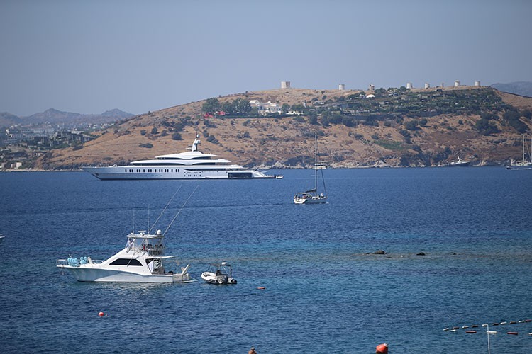 Milyon dolarlık mega yatlar Bodrum açıklarına demir attı