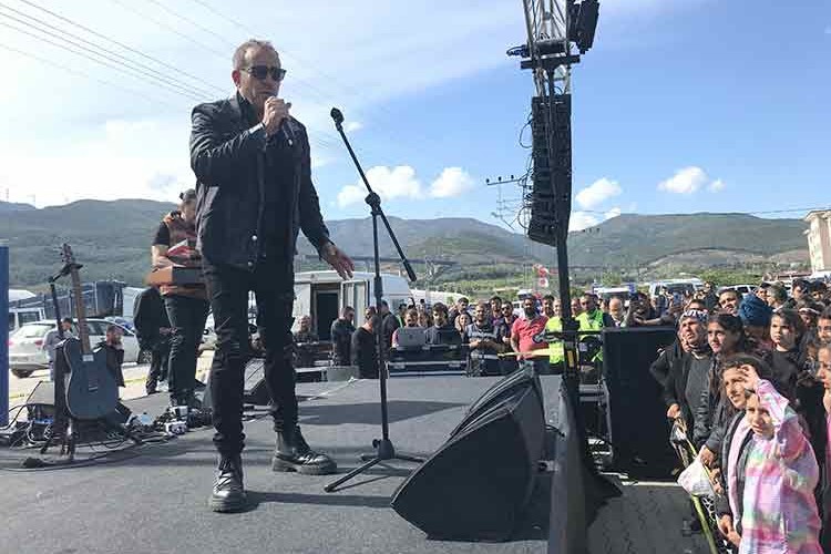 Haluk Levent, Nurdağı'nda depremzedelere konser verdi