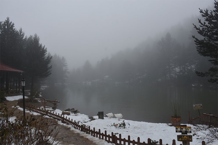 Karla kaplanan Limni Gölü Tabiat Parkı ziyaretçilerini bekliyor