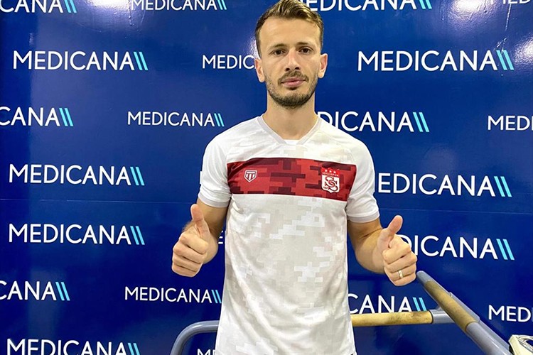 Sivasspor'un yeni transferi Abdulkadir Parmak sağlık kontrolünden geçti